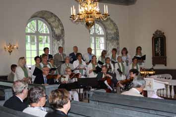 Kör, präster och diakon i procession till kyrkan.