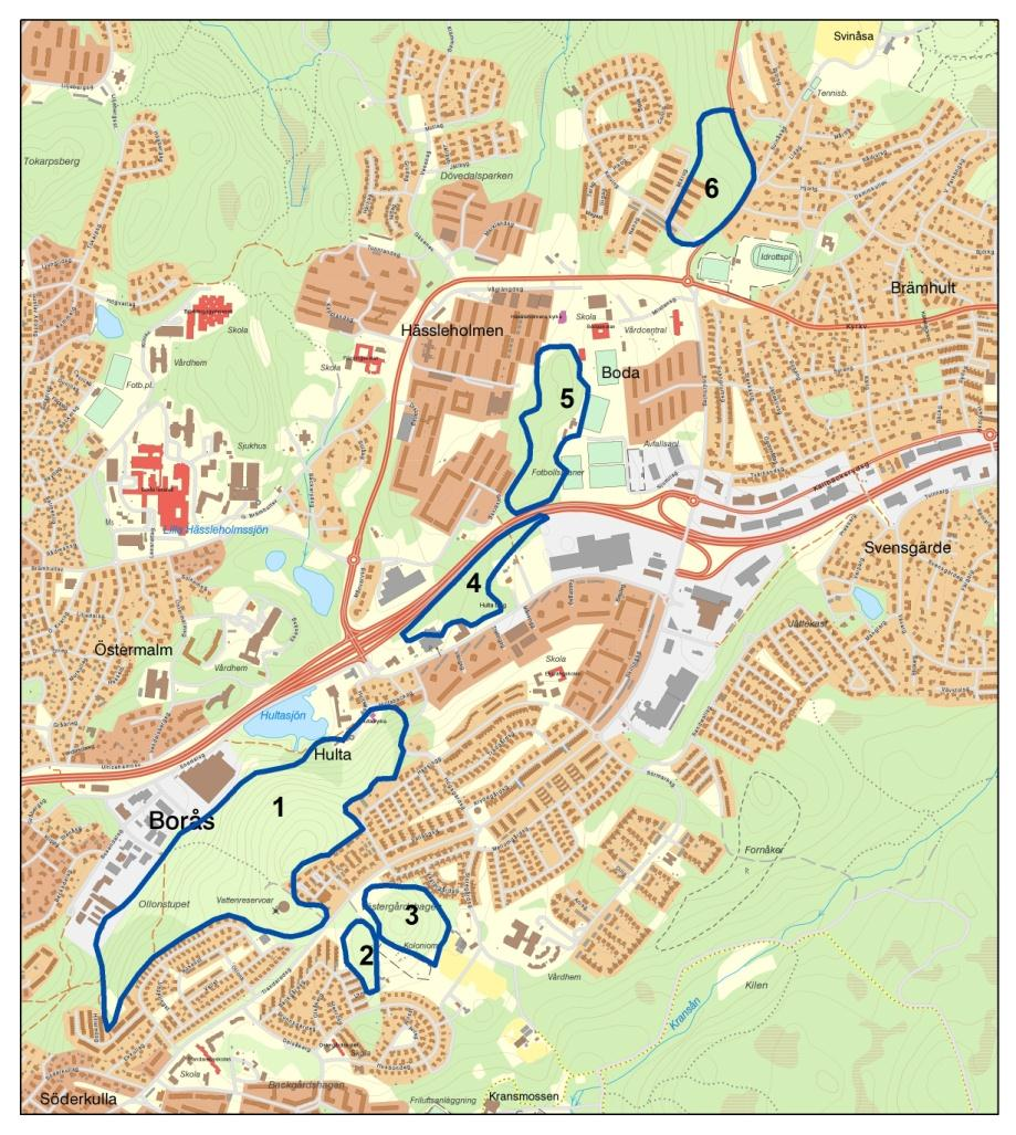 står ett antal döda ekar som dött till följd av den drastiska avverkningen. Lite blockrik mark i norr och ett fåtal träd med bohål. Brakved, hallon, druvfläder, olvon, hassel, vide och snöbär.