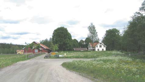 3. Töllsjö, odlingslandskap De öppna fälten och sjön ger vida utblickar mot omgivande höjder med storskaligt barrskogslandskap. Skalan är relativt liten i odlingslandskapet och vid sjön.