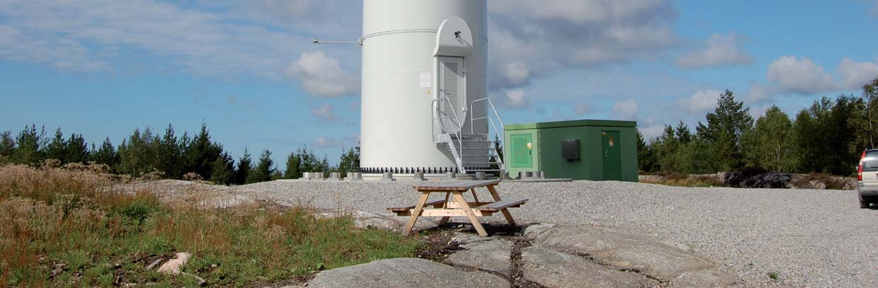 Fundament och transformatorstation tillhörande ett vindkraftverk vid Huds moar, Tanums kommun varningsskyltar för nedfallande is eller andra eventuella restriktioner för allmänheten ska sättas upp på