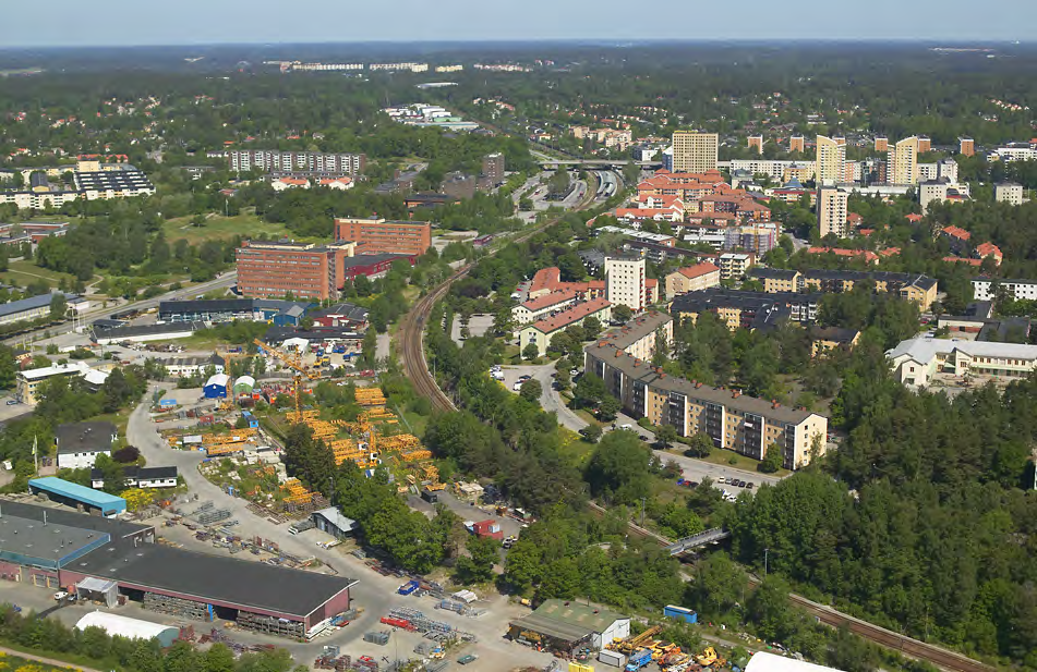 Huvudförslaget är: station med ett nytt spår på vardera sidan samt ett långt vändspår norr om stationen De två varianterna är: station med två nya spår på västra sidan delvis nedsänkta spår genom