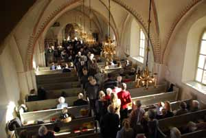 Anders uppvaktades av kyrkorådets ordförande som överlämnade blommor i en vacker vas, av kollegorna, kyrkokören och