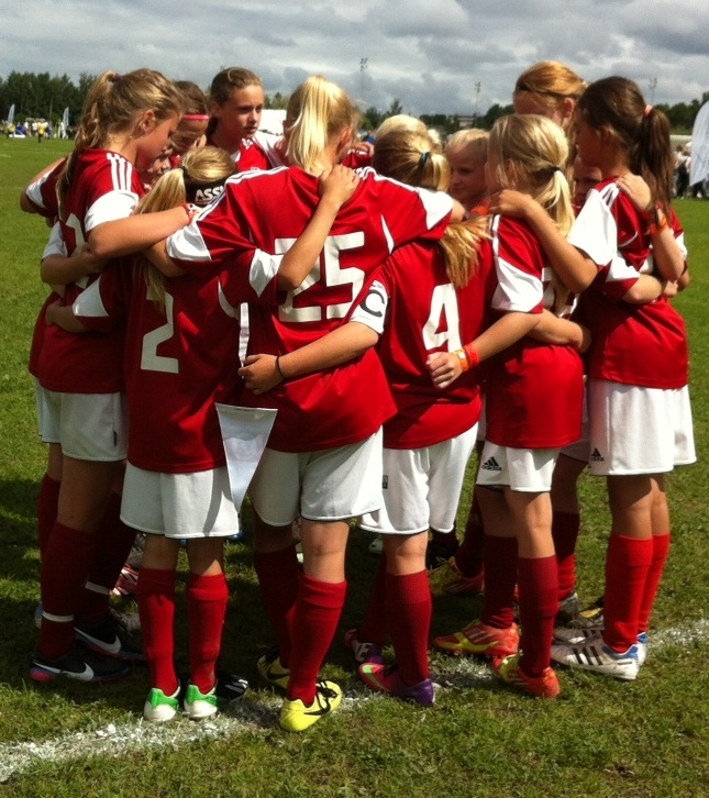 Söndag Tidig väckning och frukost för att vara redo för B-kvartsfinal mot Sollentuna FK 2 Avspark kl 08:00 mot Sollentuna FK Regnet strilade ner och i spelade på en blöt och lerig naturgräsplan.