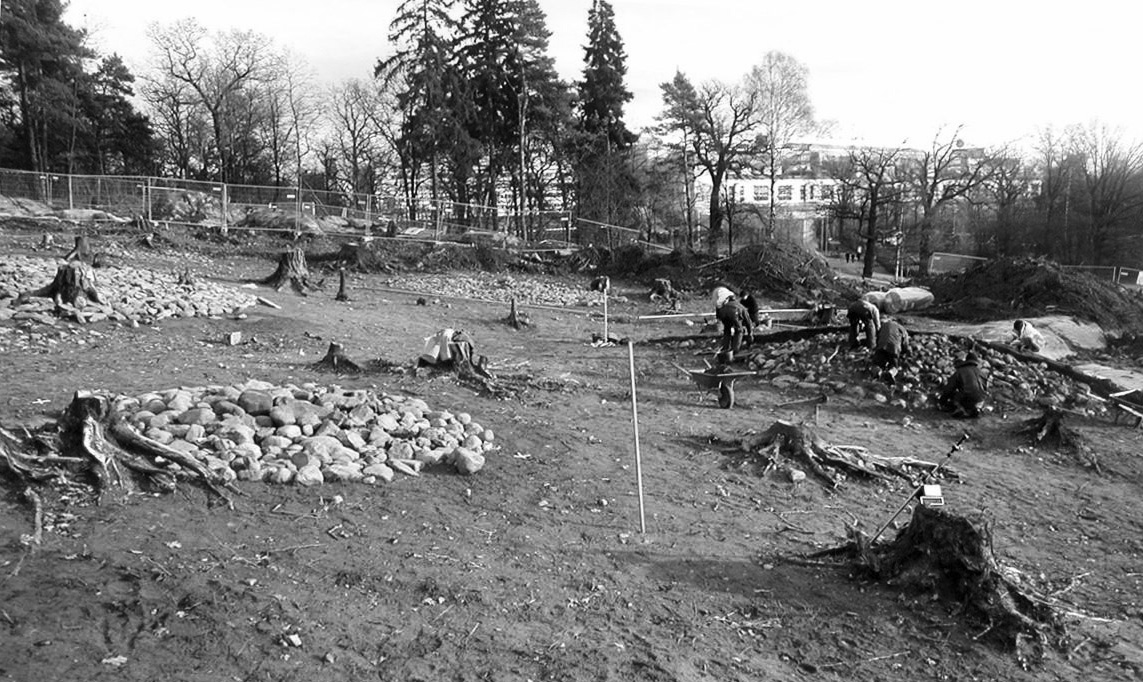 Fragmenten från Tomteboda 255 Fig. 1. Pågående undersökning av Tomtebodagravfältet hösten 2001. Foto J. Hamilton. Excavations at the Tomteboda cemetery, autumn 2001.