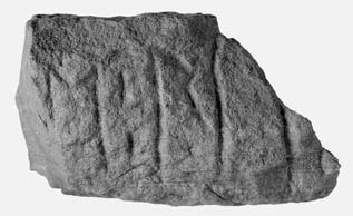 258 Helmer Gustavson, John Hamilton & Laila Kitzler Åhfeldt Fig. 3. Runristningen på fragment F374. Foto B.A. Lundberg, Riksantikvarieämbetet. The runic inscription on fragment F374. Fig. 4.