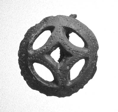 262 Helmer Gustavson, John Hamilton & Laila Kitzler Åhfeldt Fig. 9. Fyrpasspänne från grav A15. Mellersta vendeltiden. Foto P. Fristedt. Openwork brooch from grave A15.