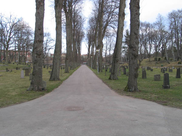 Lindallén från ingången i öster till Gamla kapellet (KI Västra begrav. 125) Minneslunden (KI Västra begrav. 205) Minneslund Minneslunden är belägen söder om kv 8.