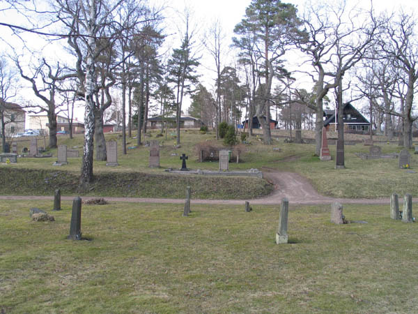 Här har under 1900-talets första årtionden flera av Oskarshamns prominenta familjer anlagt sina familjegravar. Sluttningarna har tagits till hjälp för att skapa anslående gravmonument.