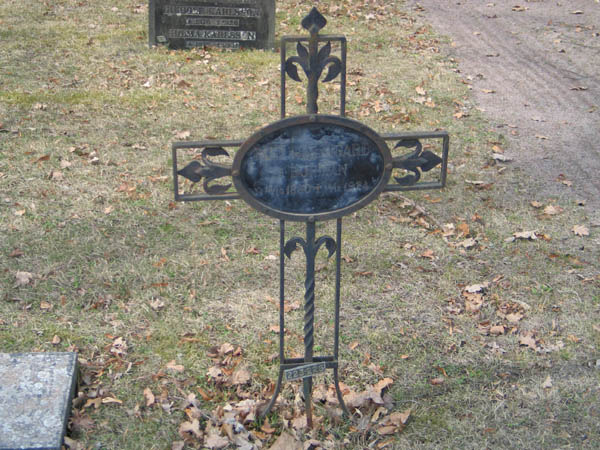 Få gravvårdar finns bevarade från kyrkogårdens första tid men från slutet av 1910-talet och fram till 1936 kan man följa hur kvarteren successivt tagits i bruk.