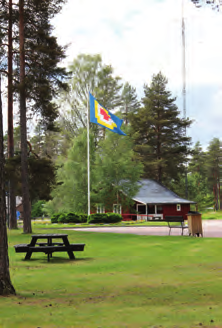 Skillingmarks kyrka Kyrkan byggdes år 1689. Kyrkan är vackert belägen vid Björkelångens norra strand. En liten altartavla, en dopfunt av täljsten samt en tennskål finns bevarade från en äldre kyrka.