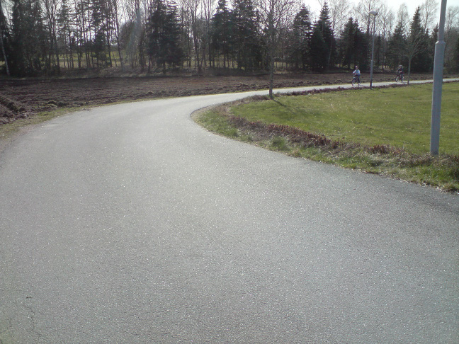 SAMMANFATTNING Den senaste tillbyggnaden av Rönnebackens äldreboende har medfört trafikproblem med bilar och cyklister.