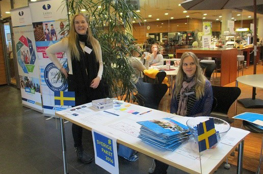 Verksamhetsberättelse 2016 10 Utställningar Svenska nu har erbjudit skolorna möjligheten att boka flyttbara utställningar med tillhörande läromaterial.