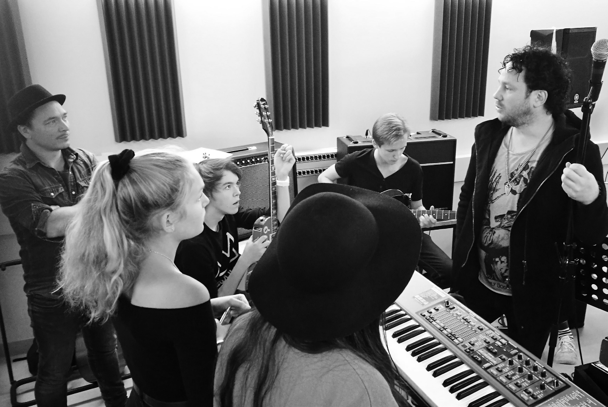 Verksamhetsberättelse 2016 4 Musik Musikern Anders Grönroos har fortsatt sitt samarbete med Svenska nu i olika uppsättningar och fem turnerande programhelheter för olika skolstadier: Apan Anders