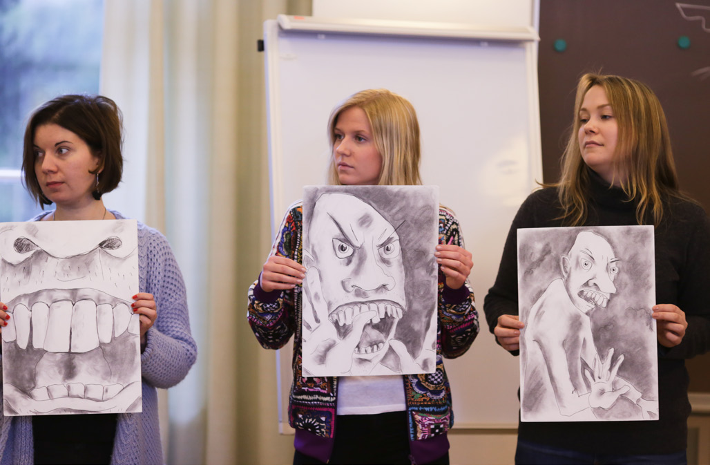 Lektionen är lättsam och rolig och bidrar till en positiv, för många unga elever första kontakt med det svenska språket. FSI:s unga Hoppa rep!