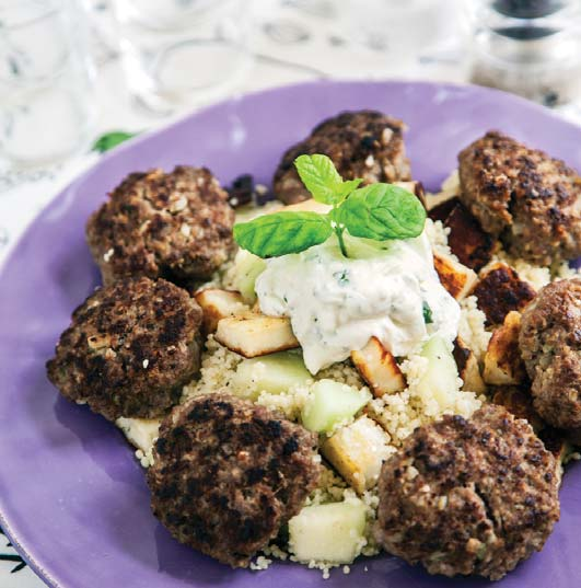 PONTUS LAMMFÄRSBIFFAR MED HALLOUMI- OCH MELONCOUSCOUS RECEPT Ca 0 min Biffar Ca 00 gram lammfärs 2 vitlöksklyftor gul lök tsk salt* ½ tsk torkad oregano* tsk spiskummin* ½ dl ströbröd* dl kallt