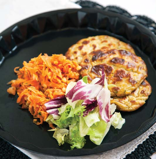 INDISKA POTATISPATTIES MED LINS- OCH MOROTSSALLAD RECEPT Ca 0 min Plättar kg kokt potatis ½- röd chilipeppar 2 msk riven ingefära kruka koriander 2 ägg msk vetemjöl* burk majskorn tsk malen