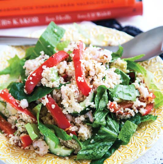 VARM COUSCOUSSALLAD MED RÄKOR, PAPRIKA OCH AVOCADO RECEPT Ca 20 min 00 gram tinade räkor ½ pkt couscous 2 vitlöksklyftor paprika avokado ½ burk soltorkade tomater, ca 0 gram ½ gurka ½ kruksallad msk