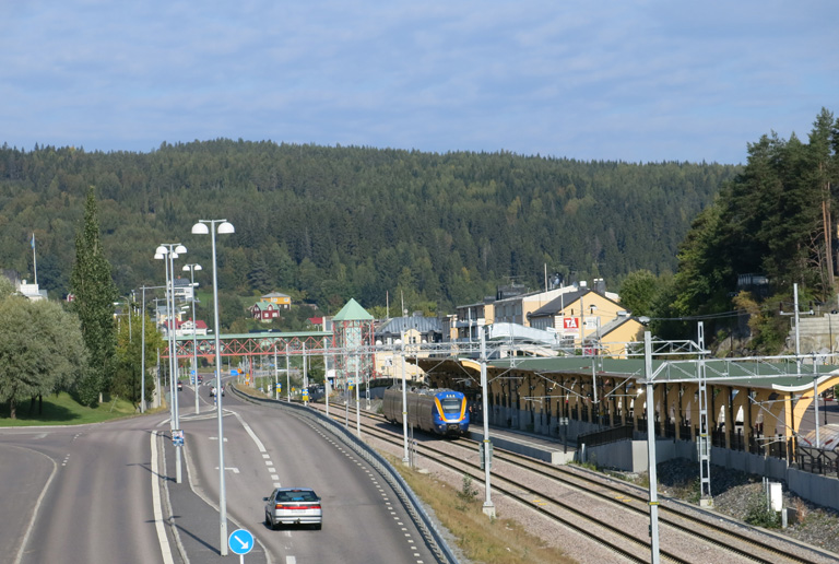 Sida 53 av 68 På järnvägssträckan Härnösand-Sundsvall är konkurrenskraften för pendlingstrafik relativt liten i förhållande till bil och buss.