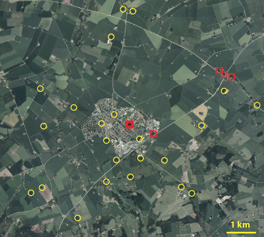 Häckningsplatser kring Vara Tre kolonier är kända kring Vara från senare år: en vid trafikplats Åsen vid E20 (tre dungar), en mellan Östra Ringleden och E20, samt den i Brinkaskogen (röda kvadrater i