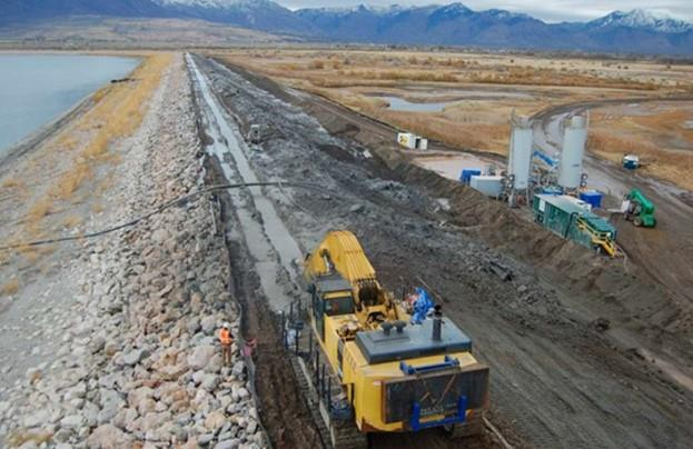 Nya tätskärmar för att uppgradera den tätande funktionen TÄTSKÄRM SOM SCHAKTAS SOM KONTINUERLIG SLITS MED GRÄVMASKIN (SLURRY WALL) Jord-Bentonit slitsmur (