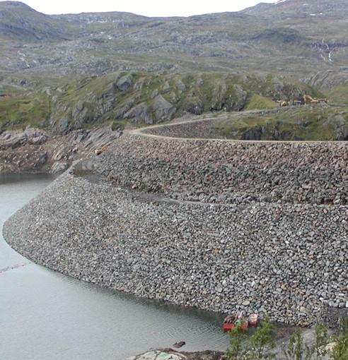 Ordnat orienterat erosionsskydd där blockens längdaxel läggs ungefär vinkelrätt mot