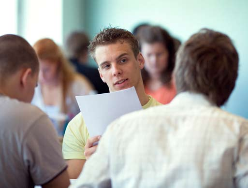 Grundläggande högskoleutbildning Grundläggande högskoleutbildning K THs V E RKSA M H E T SM Å L Regeringen styr universitet och högskolor genom att ge utbildningsuppdrag.