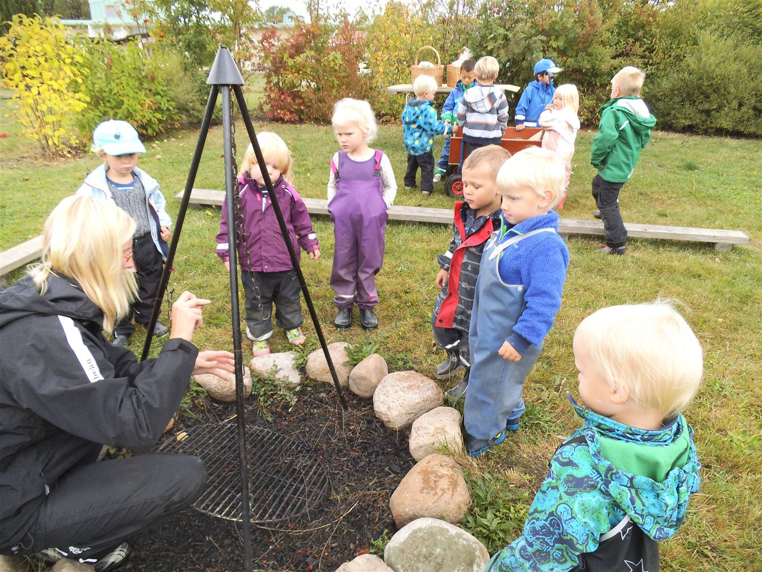 Utvecklngsområde 2 med tema Tema Ttel Närmljö Frluftslv a. Vad har n gjort nom detta utvecklngsområde? Hur har processen och arbetsgången sett ut? V rör oss fltgt ute vår närmljö. Mljön är växlande.