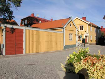 Mörka hus (faluröda, svarta) får svarta stuprör.