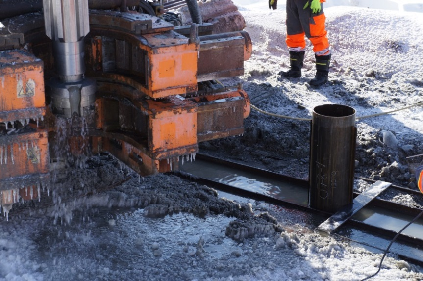 Under borrningen hölls noggrann uppsikt på returspillet, för bedömning av genomborrat material.