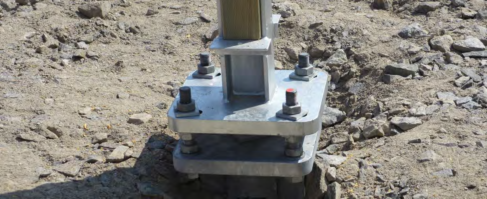 Åtdragning av pinnbultar till stolpar I samband med monteringen av stolpen skall pinnbultarna dras med hjälp av momentdragning.