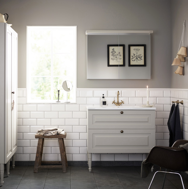 Free Nu finns vår lucka Classic i kulör. Här har vi använt den för att göra ett klassiskt och tidlöst varmgrått badrum på ett modernt och spännande sätt.