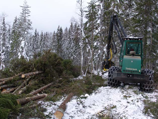 Skördarens prestation, beräknad på totalt avverkad volym (rundvirke och bränsleråvara), låg mellan 21 och 49 m3fub/g15-tim vid avverkning enligt metoden Långa toppar och mellan 15 och 39
