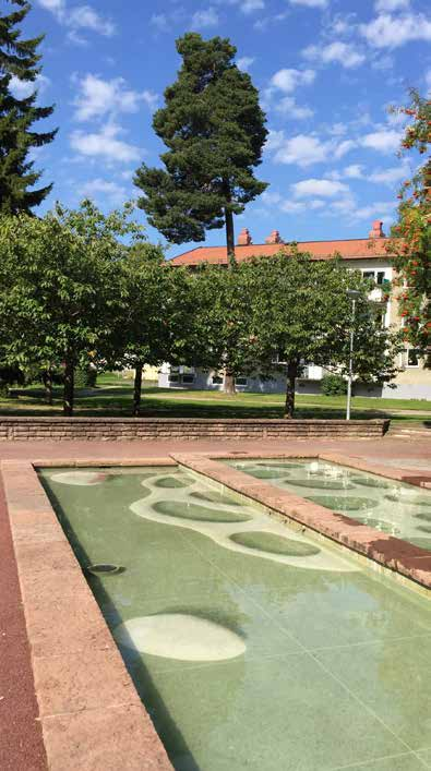 PARKMILJÖN RUNT DAMMARNA De vackra dammarna, med ölandssten och stiliserade fossiler i terrazzo, omgivna av körsbärsträd och