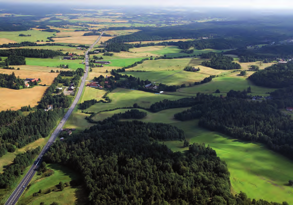 Gårdsenheterna, som är utskiftade under 1800-talet, är till en del förlagda längs och ibland strax intill E 20.