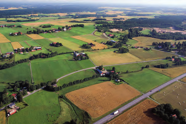 Det varierade landskapet framförallt i närheten av Nygård används för hästverksamheter.