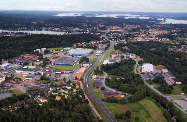 En kraftigare sprickdal utmed Kärtaredsvägen har renspolade glacialslipade hällar med ett för området ovanligt utseende.