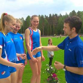 En viss olympiamästare delar ut stafett-sm-bronset till Vilma, Elin och Eleo! Har du några särskilda mål inför 2015?