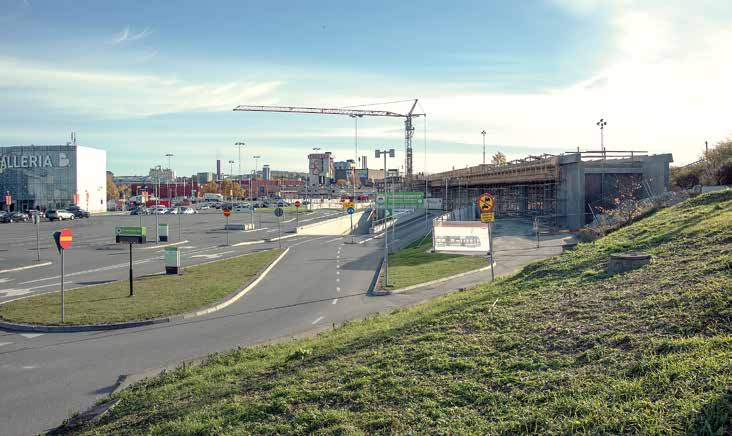 Efter grenpunkten vid hållplats Norra Ulvsunda går banan på en viadukt över Ulvsundavägen och stannar därefter vid en hållplats i handelsområdet Bromma Blocks.