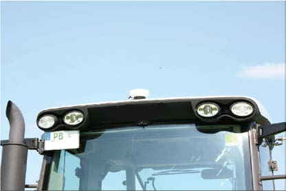 på taket på en traktor OBS Krossrisk på grund av en mycket stark magnet GPS-mottagarens magnetbas är mycket stark.