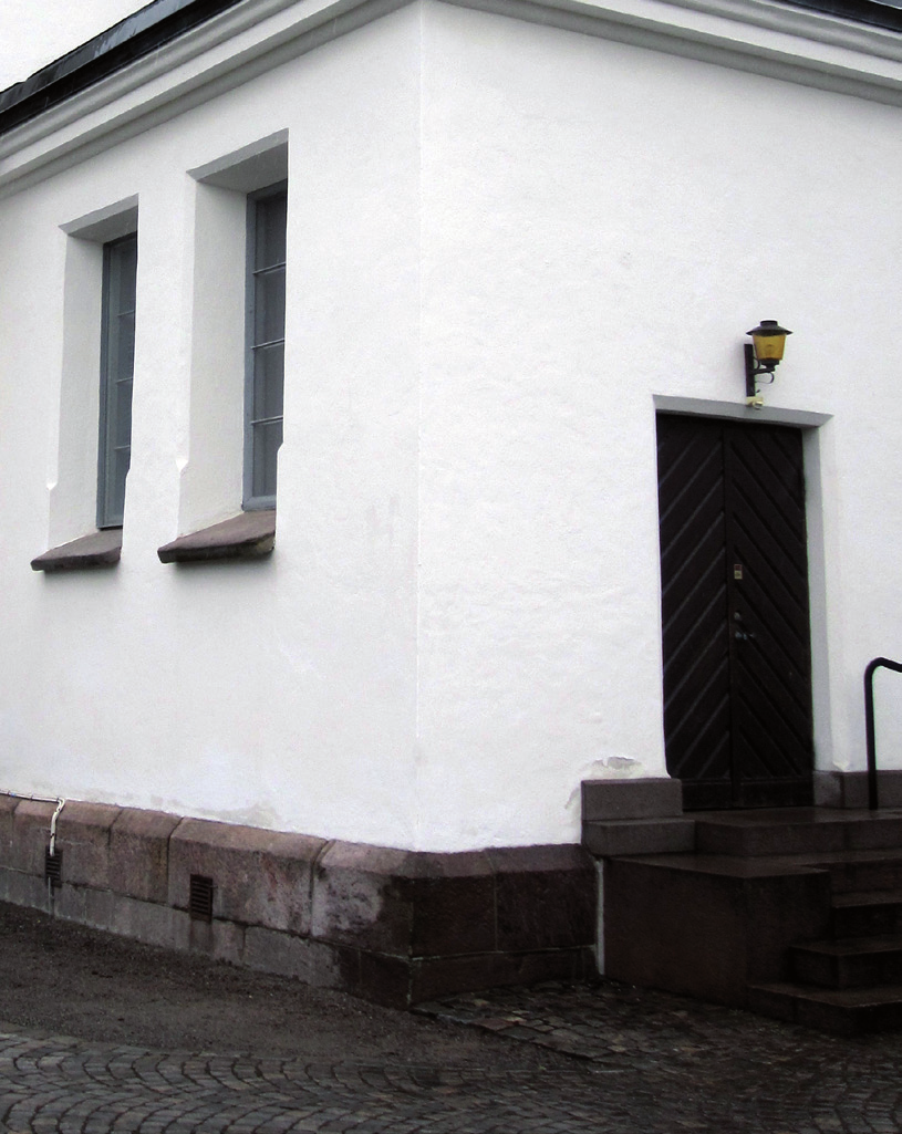 Värnamo kyrka Stolpbelysning Ny stolpbelysning monterades runt kyrkan. De specialritade armaturerna är placerade längs gångarna och på gräsmattans kant runt om kyrkan.