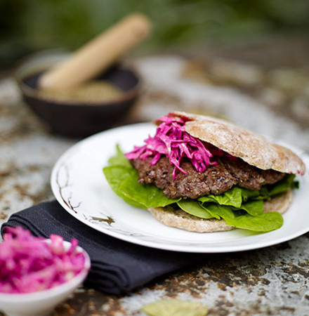 Recept 2 35 minuter Burgare med röd slaw Oväntad god slaw i denna färgrika burgare.