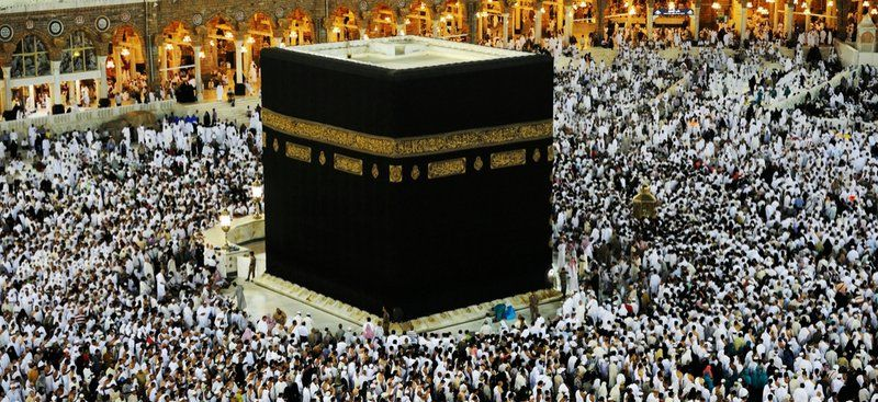 De fem grundpelarna - en religiös plikt. 5. Vallfärden (Hajj). Man vallfärdar till Mekka eftersom muslimerna tror att det var Abraham och Ismael som byggde Kaba.