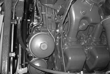 7 Underhåll och skötsel 7.1.2 Byte av motorolja Anmärkning Använd endast godkända högprestanda-motoroljor enligt Mercedes Benz företagsnorm 228.5.