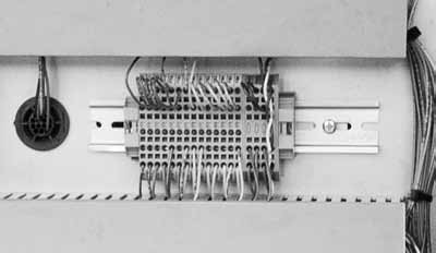 3 Elektroniska säkringar Säkringarna F70r till F121r är utförda som självåterställande