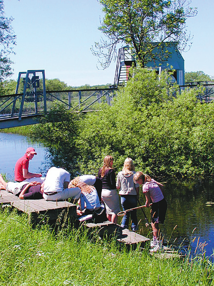 Stödja Biosfärområden skall underlätta för allmänhet och elever att ta del av allt det värdefulla. Därför finns sedan 1989 ett Ekomuseum med många besöksplatser och en Naturskola.