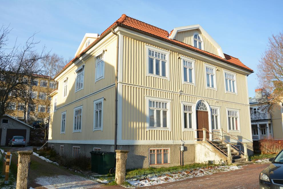 CENTRUMLÄGENHET VID Ö. SKOLGATAN 6 Mariehamn 3 rum & kök om ca 75 m 2 Charmig centrumlägenhet i K-märkt hus från 1933. Lägenheten är belägen i första våningsplanet med egen ingång.