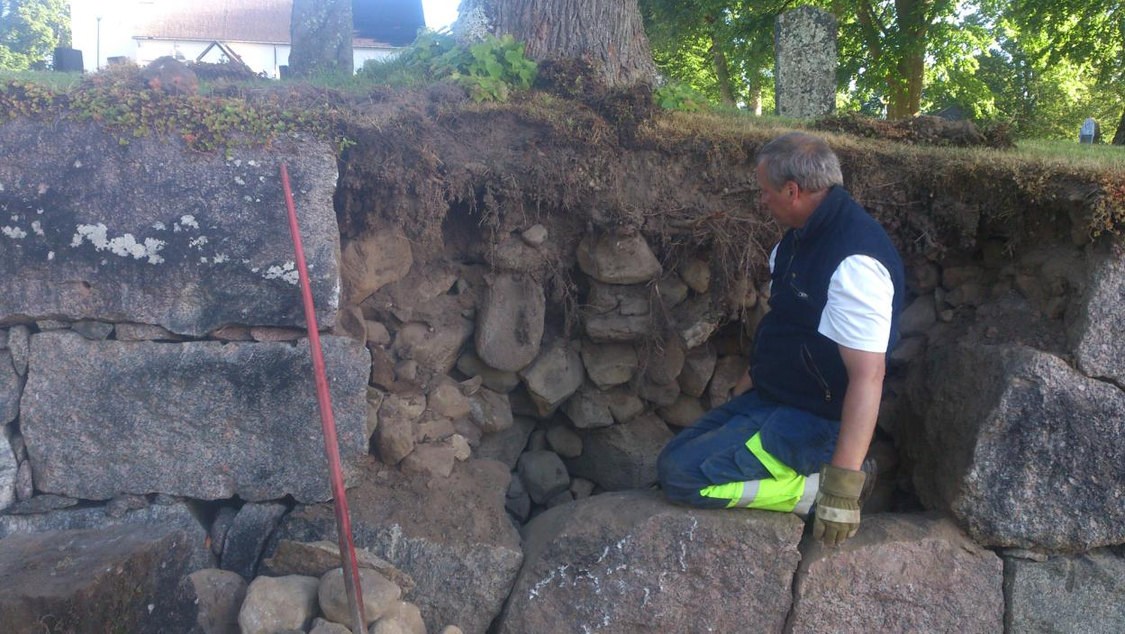 15 Stenfyllnaden i östra delen av södra muren, som här var relativt hög. Foto MP.