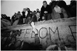 Berlinmuren: 1961-1989 The doomsday argument III Om jag är en godtycklig observatör som observerar monumentet vid en godtycklig tidpunkt är det statistiskt osannolikt att jag råkar göra min