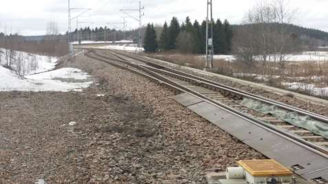 Mellan Birsta mötesstation och Västlandsdalen passerar Ådalsbanan tre broar; Järnvägsbro över Timmervägen samt vägbroarna för E4 respektive Norra vägen. Vägbroarna är projekterade för två spår.