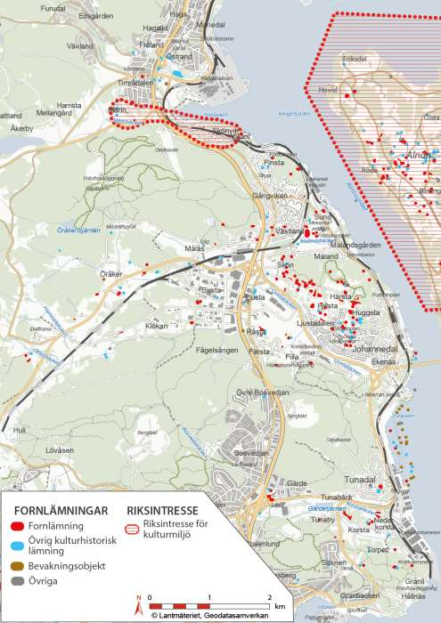 Figur 4.7:1 Områden av riksintressen längs kusten samt registrerade fornlämningar. Inom utredningsområdet finns ett område av riksintresse för sina kulturvärden enligt Miljöbalken kap 3 6.